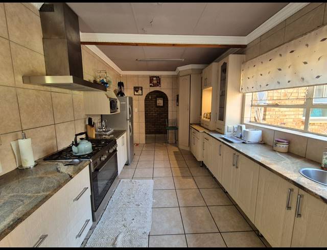 4 BEDROOM HOUSE FOR SALE IN VANDERBIJLPARK SE 2